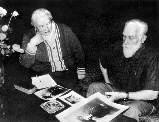 Л.В. Шапошникова и С.Н. Рерих за работой над книгой, Бангалор, Индия, 1988 г.